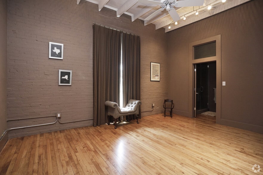 More Photos Of 2409 Commerce St, Houston Freestanding For Lease