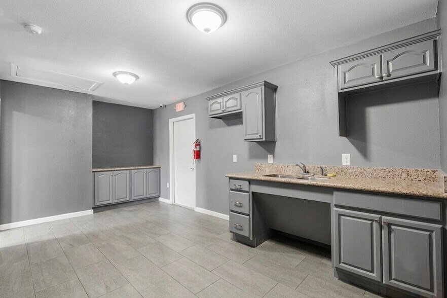 More Photos Of 902 Waco St, Dayton Office For Sale