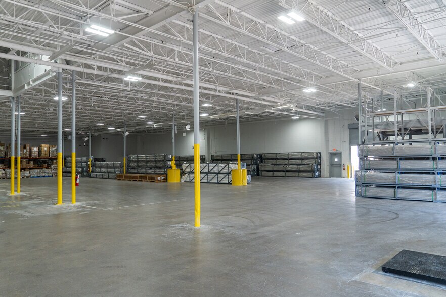 More Photos Of 1205 E Avenue H, Grand Prairie Distribution For Sale