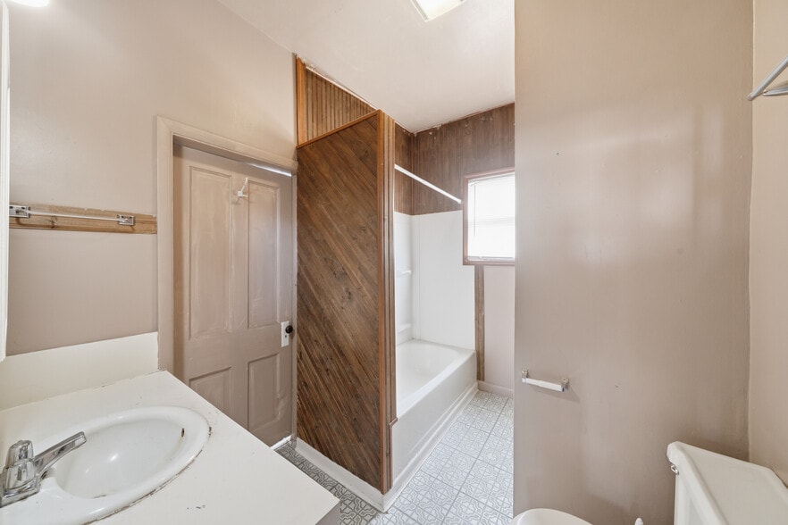 More Photos Of 210 Miles Ave, Clyde Park Specialty For Sale