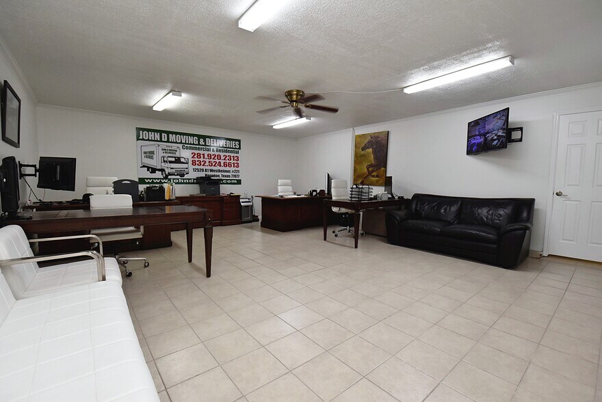 More Photos Of 1915 Sherwood Forest St, Houston Warehouse For Sale