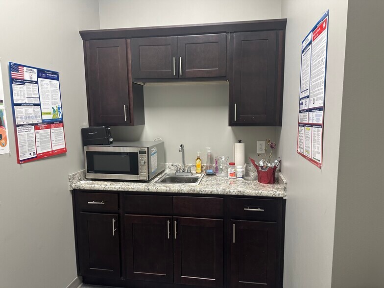 More Photos Of 651 US 31W Byp, Bowling Green General Retail For Lease