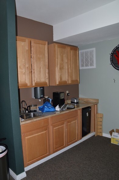 More Photos Of 685 S Arthur Ave, Louisville Light Manufacturing For Lease