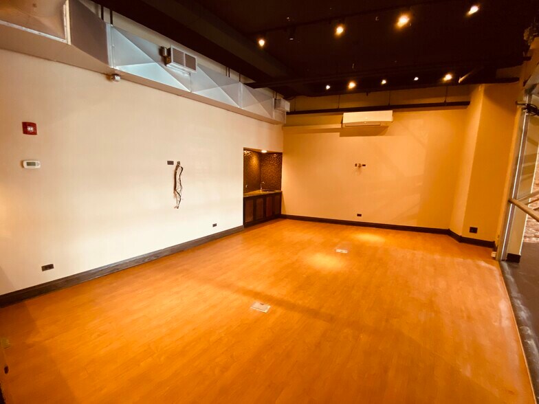 More Photos Of 545-547 N Milwaukee Ave, Libertyville General Retail For Lease