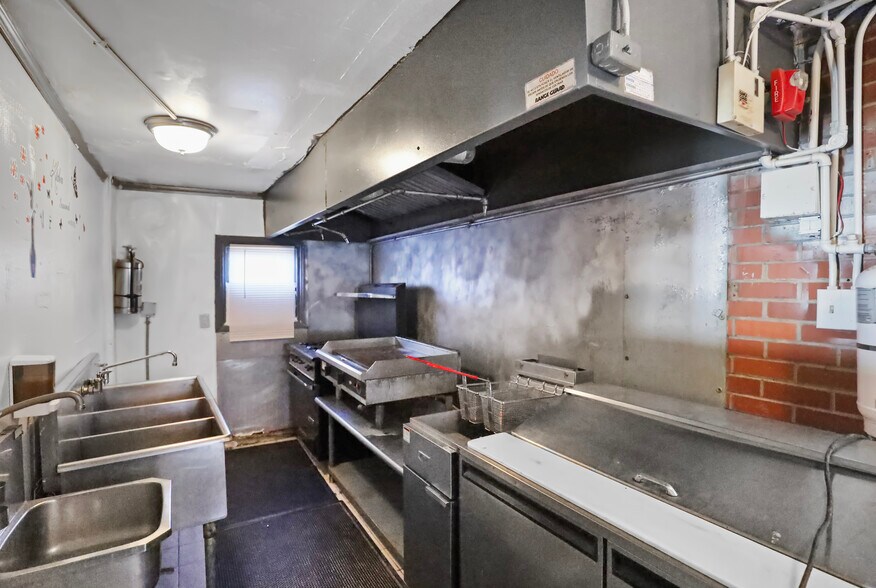 More Photos Of 1850 Easton Blvd, Des Moines Storefront Retail Residential For Sale