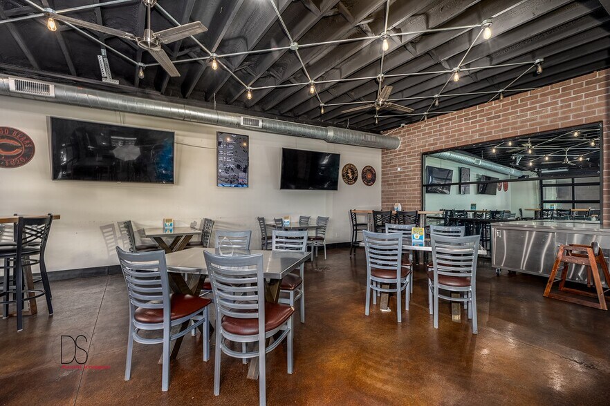 More Photos Of 110 E Hickory St, Streator Bar For Sale