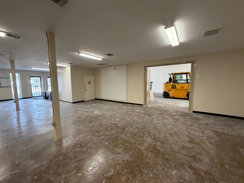 More Photos Of 5427 Gessner Rd, Houston Warehouse For Lease