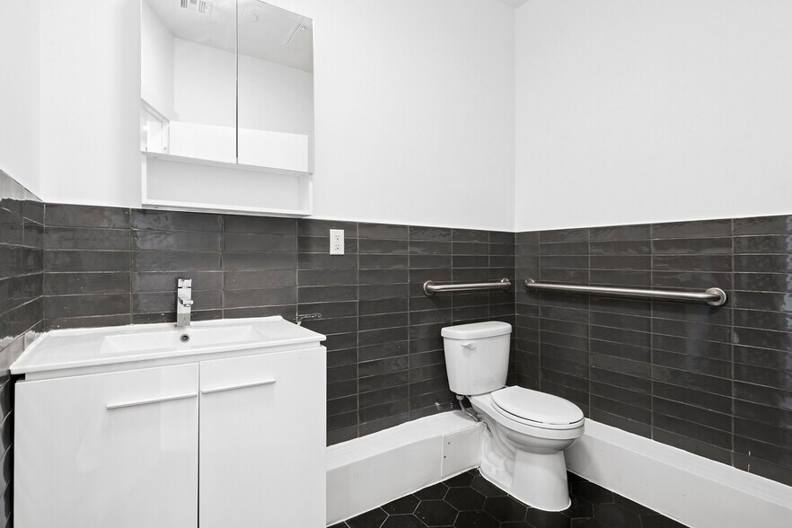 More Photos Of 727 Washington Ave, Brooklyn Storefront For Lease