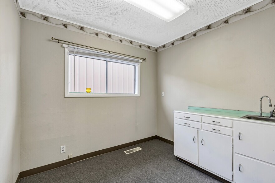More Photos Of 122 Engle Ave, Molalla Office Residential For Sale