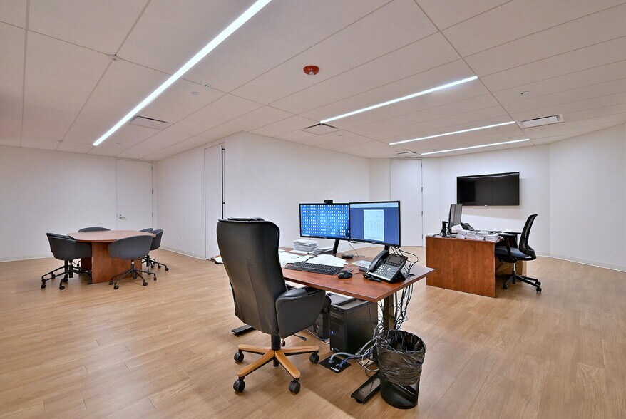 More Photos Of 2100 W 21st St, Broadview Light Manufacturing For Lease