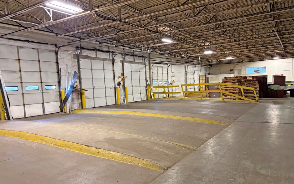 More Photos Of 3301 S Dort Hwy, Flint Warehouse For Lease
