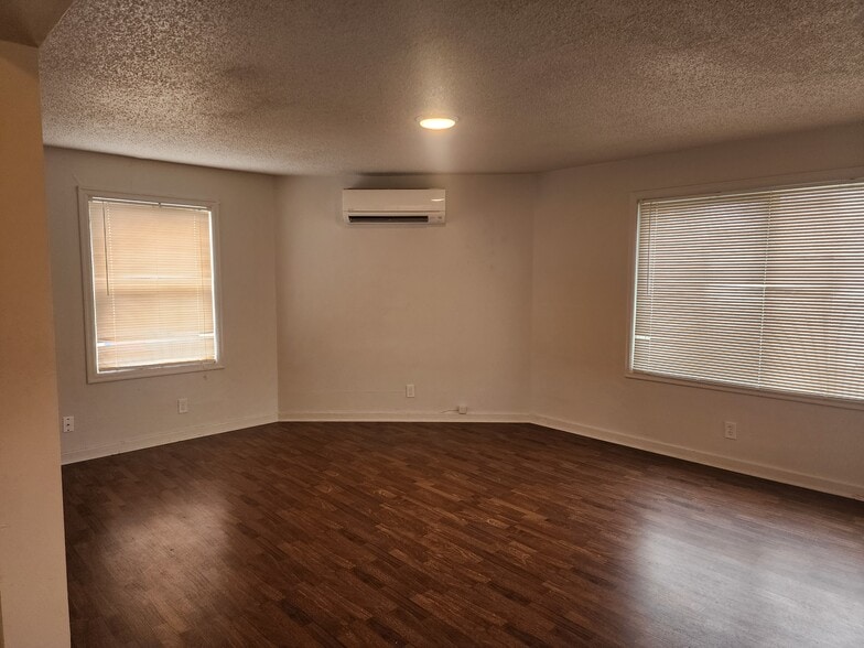 More Photos Of 48 SW Chehalis Ave, Chehalis Showroom For Sale