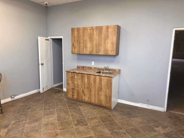 More Photos Of 1707 Sismet Rd, Mississauga Service For Lease