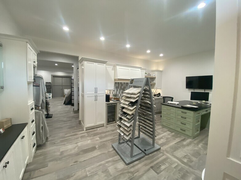 More Photos Of 814 East Ave, Katy Office For Sale