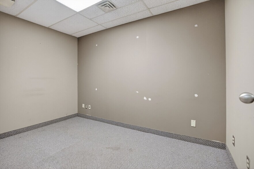 More Photos Of 812 Dundas St, London Freestanding For Sale