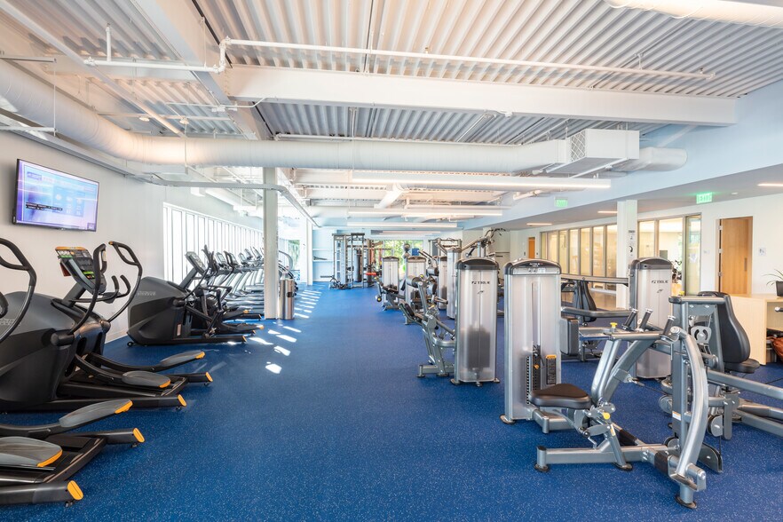 More Photos Of 10 New England Business Ctr, Andover Office For Lease