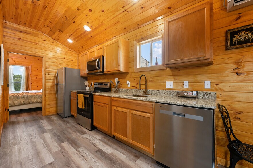 More Photos Of 212 Co 413 rd, Spicewood Hotel For Sale