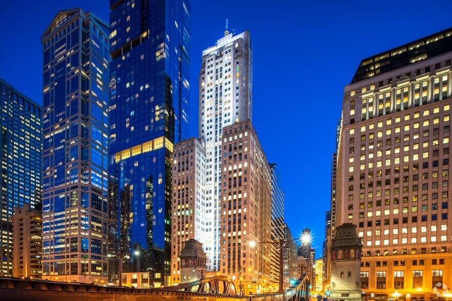 More Photos Of 121 W Wacker Dr, Chicago Office For Sale