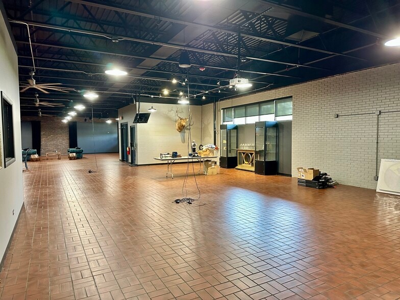 More Photos Of 423 N State St, Lockport Light Manufacturing For Sale
