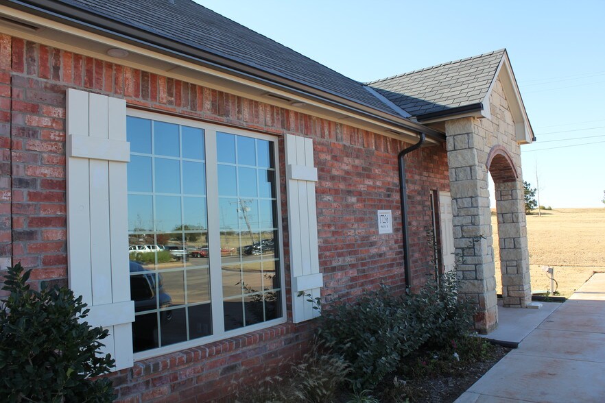 More Photos Of 17236 N May Ave, Edmond Office For Sale