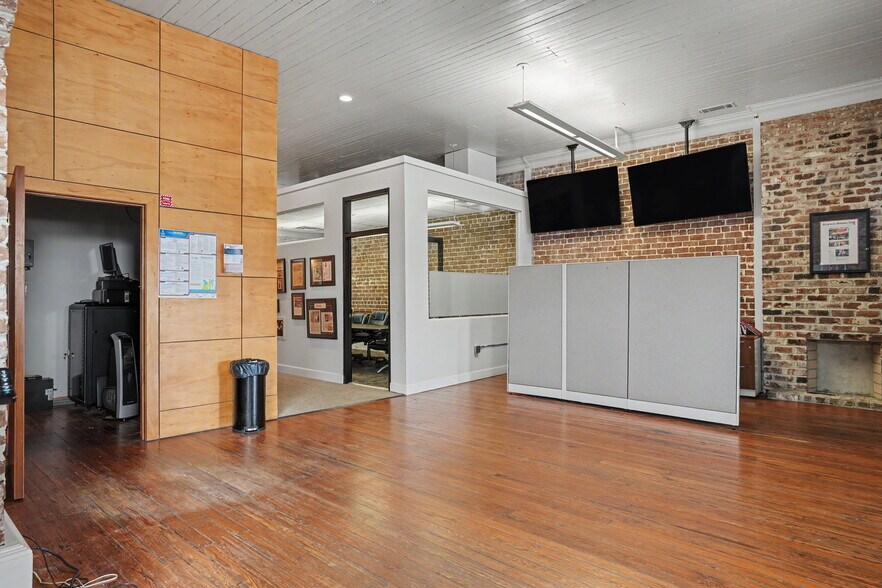 More Photos Of 12 E Bay St, Savannah Storefront Retail Office For Lease