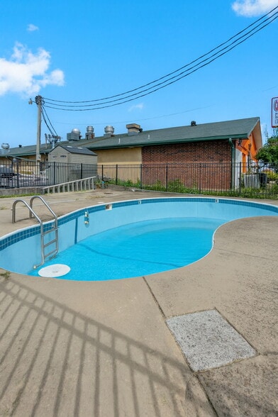 More Photos Of 1325 W Highway 76, Branson Hotel For Sale