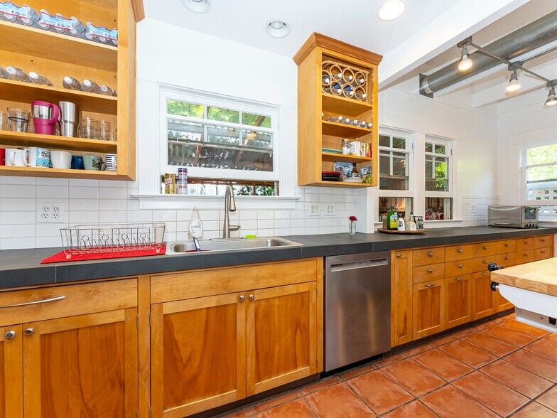 More Photos Of 1405 SE Tacoma St, Portland Storefront For Sale