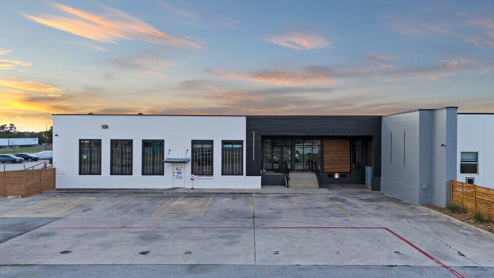 More Photos Of 3363 E Commerce St, San Antonio Unknown For Lease