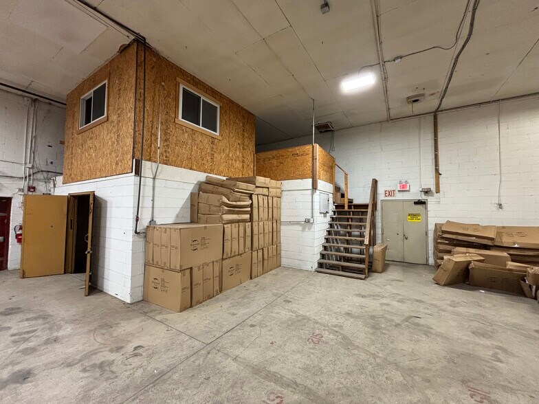 More Photos Of 18 W Collings Ave, West Berlin Light Distribution For Sale