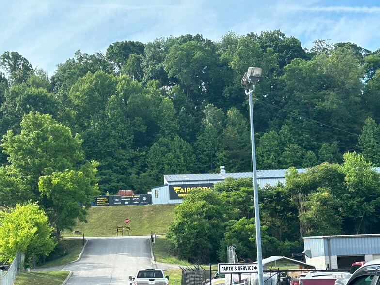 More Photos Of 8812 Kingston Pike, Knoxville Warehouse For Lease