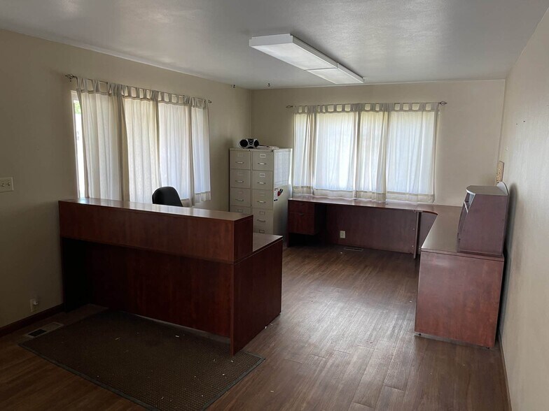 More Photos Of 1425 S Locust St, Centralia Office For Sale