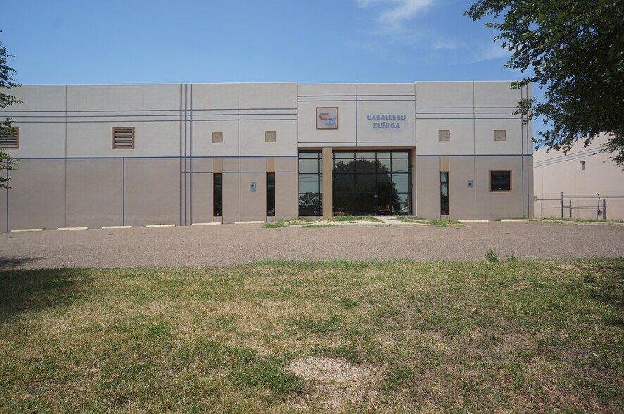 Primary Photo Of 8406 Amparan Rd, Laredo Warehouse For Lease