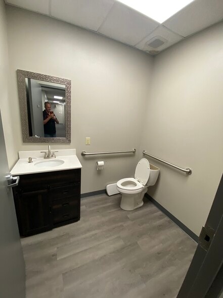 More Photos Of 163 Business Park Dr, Lebanon Light Manufacturing For Lease