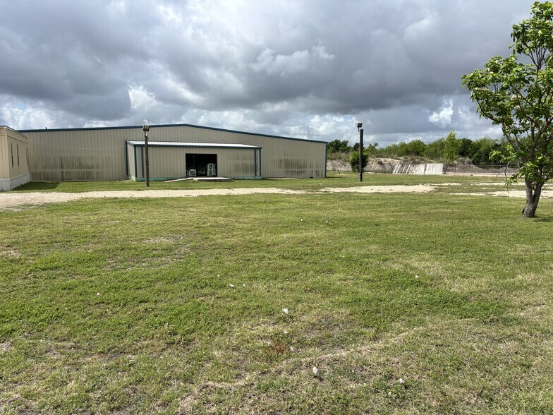 More Photos Of 1403 W Welch St, Taylor Warehouse For Sale