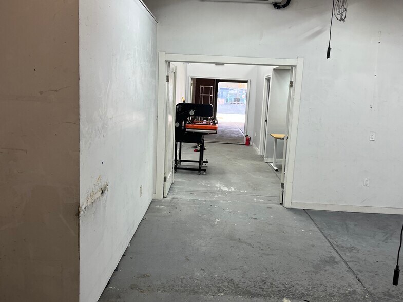 More Photos Of 87-89 Garden St, Westbury Warehouse For Lease