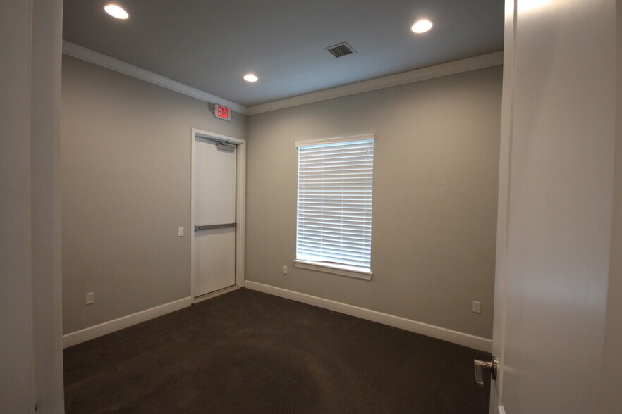 More Photos Of 7806 E 108th St S, Tulsa Office For Lease