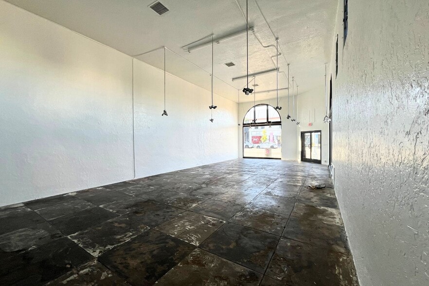 More Photos Of 7552 Melrose Ave, Los Angeles Storefront For Lease