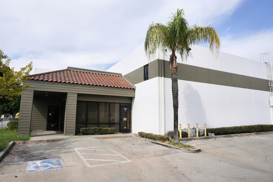 More Photos Of 421 Commercial Way, La Habra Warehouse For Lease