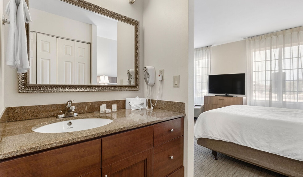 More Photos Of 1611 Airport Commerce Dr, Austin Hotel For Sale