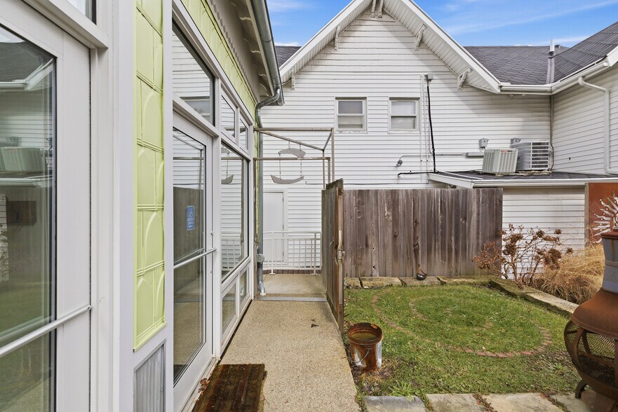 More Photos Of 20 N Mulberry St, Mansfield Office For Sale