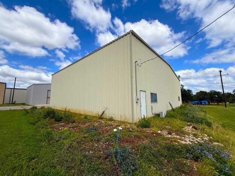 More Photos Of 501 Wright Brothers Dr, Georgetown Airplane Hangar For Sale