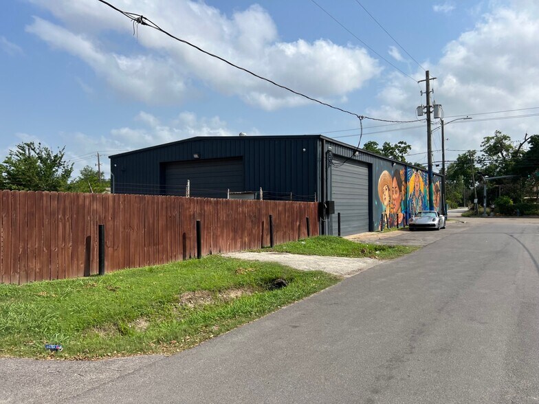 More Photos Of 5101 Canal St, Houston Flex For Lease