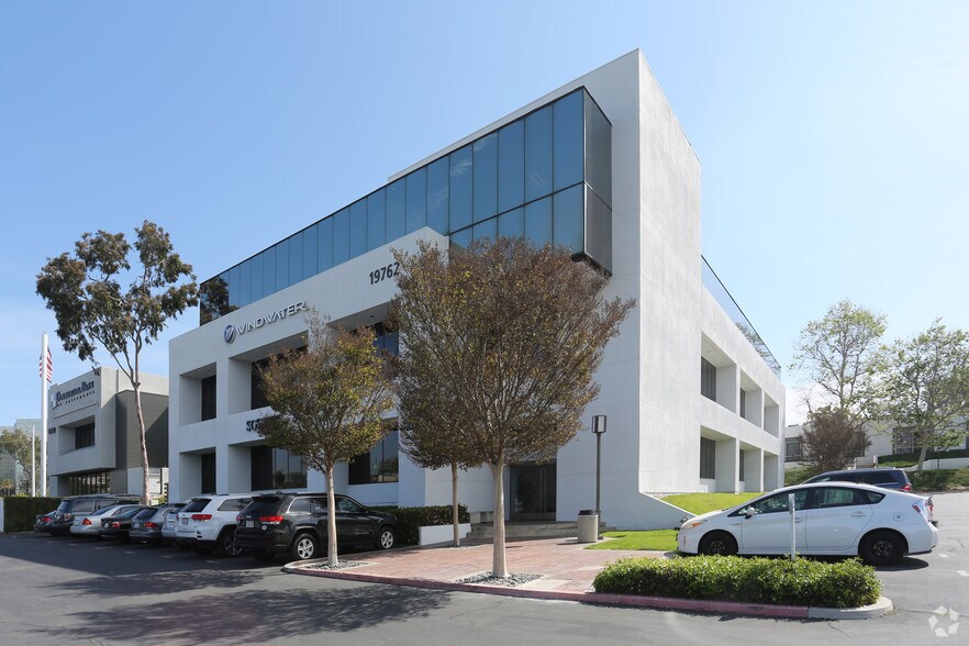 More Photos Of 19762 MacArthur Blvd, Irvine Loft Creative Space For Lease