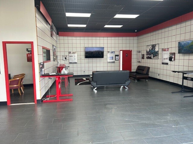 More Photos Of 2129 S Stemmons Fwy, Lewisville Auto Repair For Lease