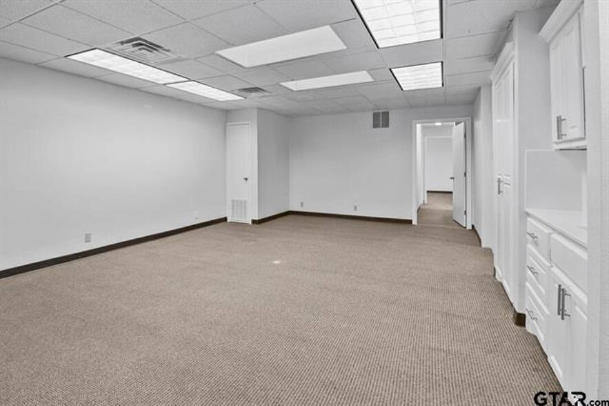 More Photos Of 625 Chase Dr, Tyler Office For Lease