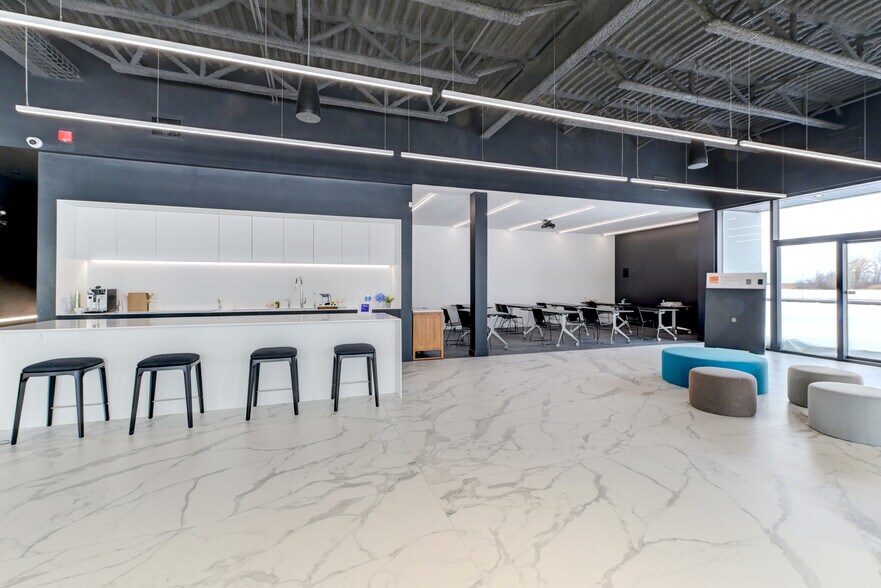 More Photos Of 1295 Rue René-Descartes, Saint-Bruno-De-Montarville Showroom For Lease