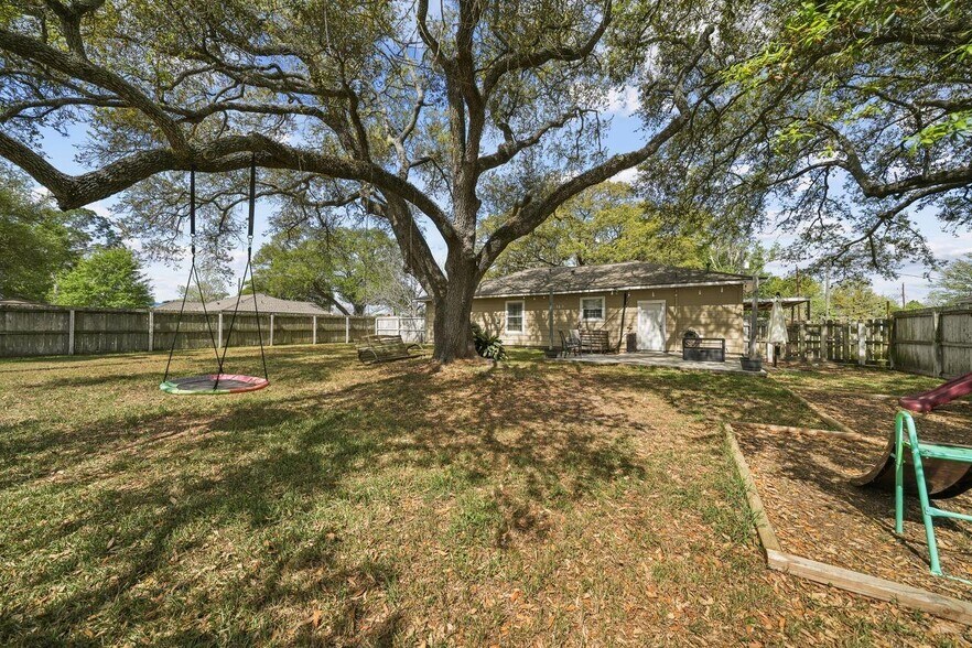 More Photos Of 3027 Poppy St, Needville Apartments For Sale