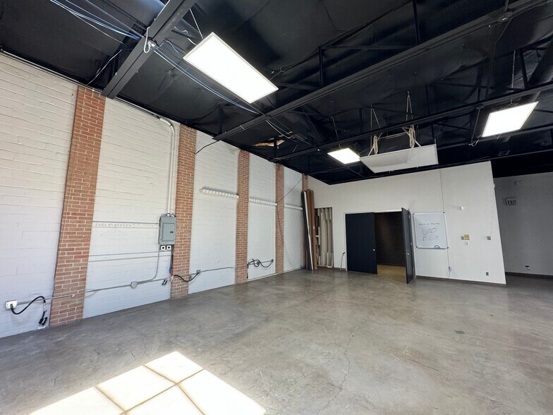More Photos Of 2919 Canton St, Dallas Light Manufacturing For Sale