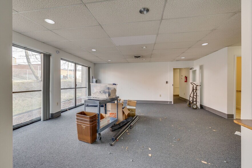 More Photos Of 311 W Walnut St, Johnson City Office For Sale