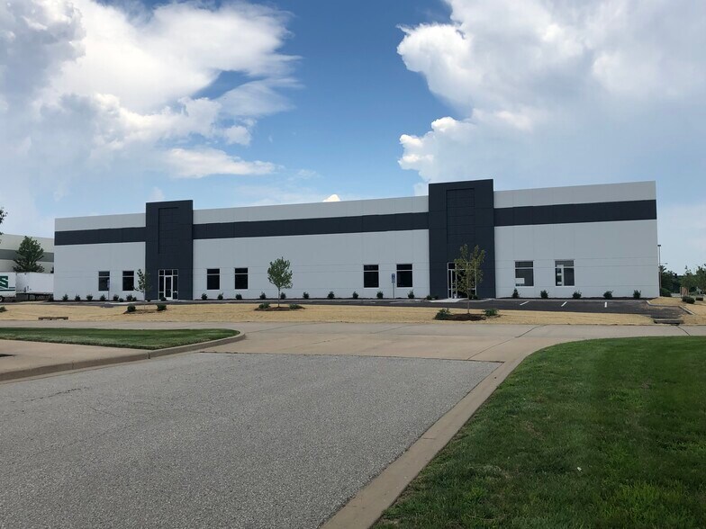 Primary Photo Of 3896 Fountain Lakes Pky E, Saint Charles Industrial For Lease